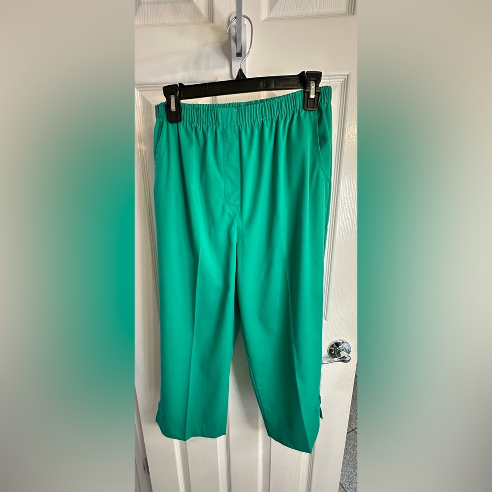 Green crop pants